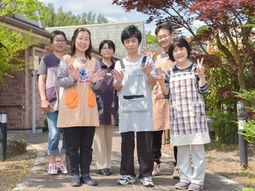 笑顔のスタッフ集合写真