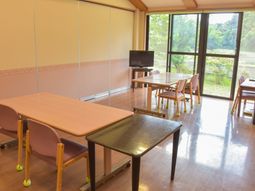明るい居室のテーブルとイス