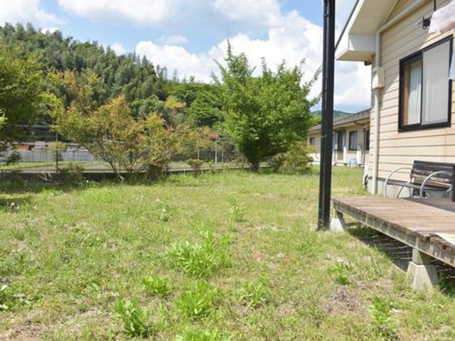 静かな中庭の一角 施設裏 木々に囲まれた静かな中庭です。ベンチでくつろぎながら心地よい風を感じられます。