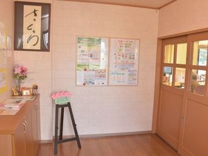 エントランスの案内所風景