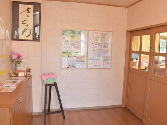 エントランスの案内所風景