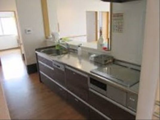 明るいキッチン設備