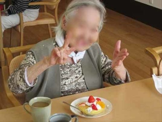 笑顔の高齢者と食事風景