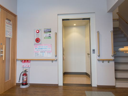 安全装置付きのエレベーター