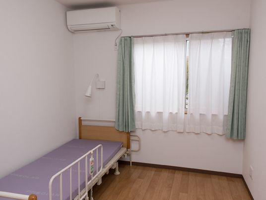 居室のエアコンとベッド