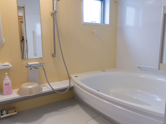手すり付き浴室の一角