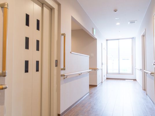 廊下の明るいイメージ