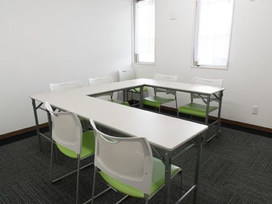 シンプルな会議室