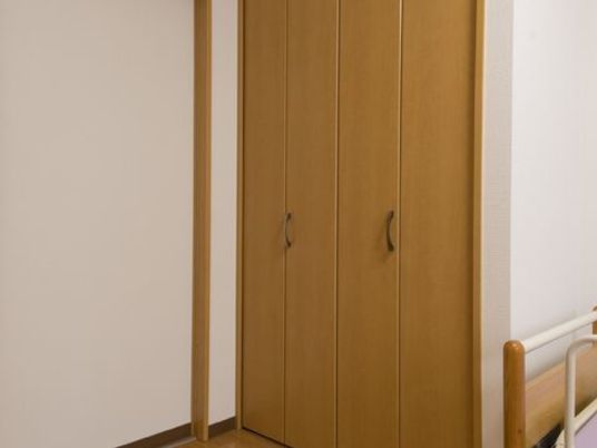 シンプルな木製クローゼット