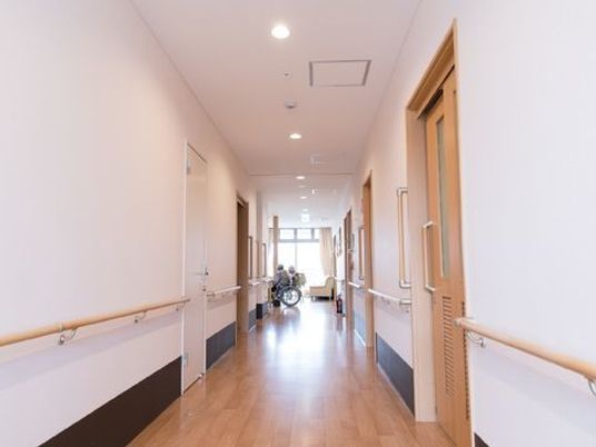 廊下に手すりが設置された空間