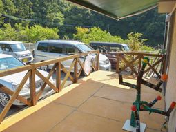 駐車場が見える廊下
