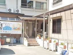 エントランスの日差し明るい風景