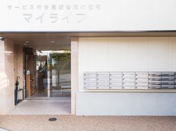 明るいエントランス風景