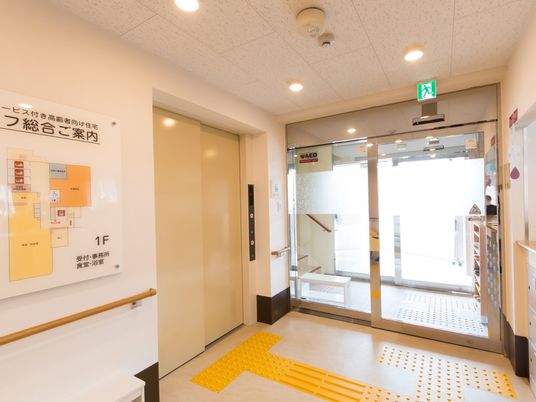 エレベーターと案内板のある廊下