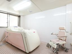 ピンク色の特殊浴槽