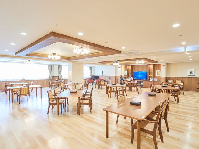 広々とした快適な食堂 食堂兼機能訓練ス ペース 広々とした明るい食堂では、居心地の良い食事の時間を提供しています。木の温もりある家具が心地よい雰囲気を作り出しています。