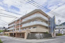 入口が広々とした建物