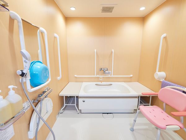 清潔な洗面台とシャワー機能