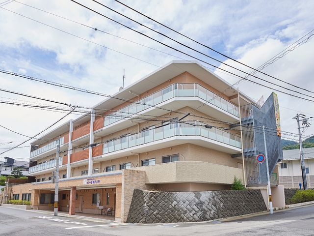 明るい外観の建物 外観 広々としたデザインの建物のエントランスは、訪れる方々を温かく迎えてくれます。明るく快適な勤務環境が期待できるでしょう。