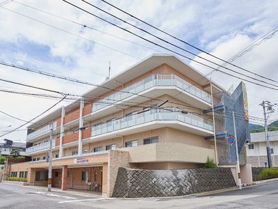 明るい外観の建物
