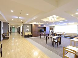 明るい共有ラウンジ