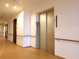 明るい廊下とエレベーター