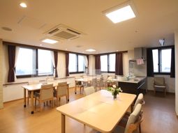 広々明るい食堂空間