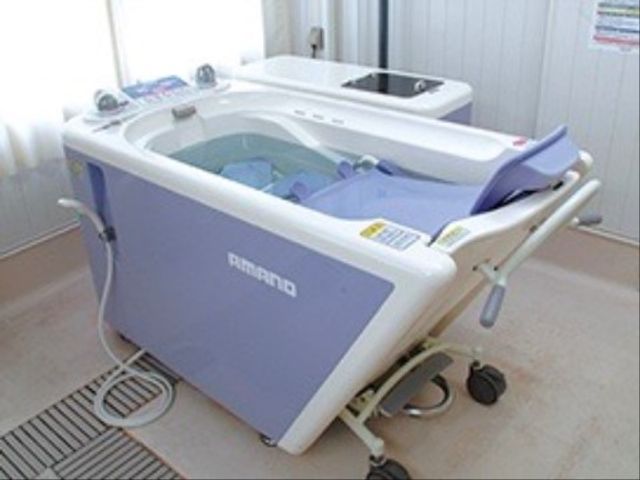 快適な入浴設備 浴室 ユニットバスの入浴介助設備が整っており、専用デザインの浴槽で快適なバスタイムをサポートしています。安全に配慮された環境です。