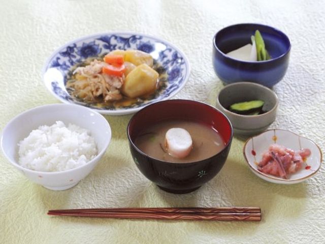 和食のセット 食事 栄養バランスの取れた和食が用意されており、皆さまの健康をサポートします。食事の時間も大切なコミュニケーションの場になります。