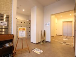 応接スペースの明るいエントランス