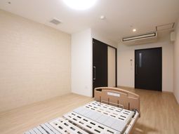 明るい居室のベッドとドア