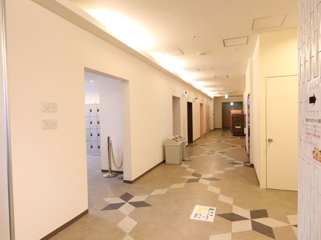 清潔な廊下の様子 廊下 広々とした廊下は明るく、清潔感があり、通りやすい設計になっています。左右には多目的な利用が想定される部屋が配されている様子が伺えます。