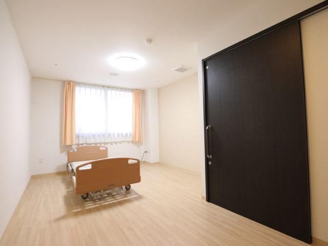 明るい個室の居室 居室 広々とした明るい個室です。ゆとりの空間で静かに過ごせる環境が整っています。