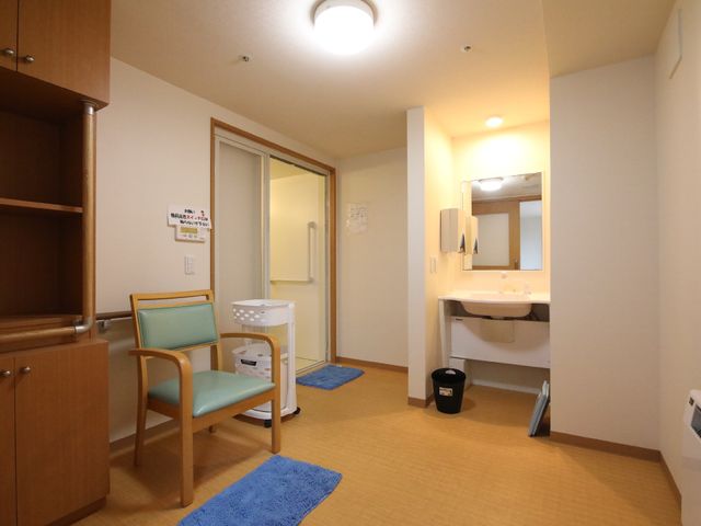 居室内の清潔な空間 脱衣所 ゆとりある居室で、洗面台が備わっており、生活に必要な機能が整っています。清潔感のある室内で、日々の暮らしが快適に過ごせそうです。