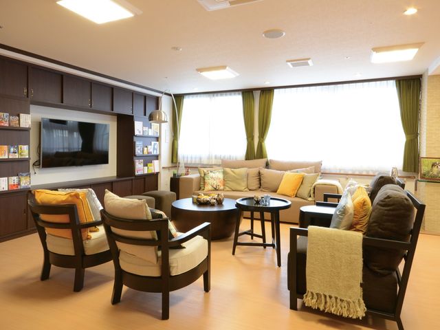 快適な共有リビング エントランス 居心地の良いラウンジです。ゆっくりとくつろぎながら、大型テレビで映画などを楽しむことができます。