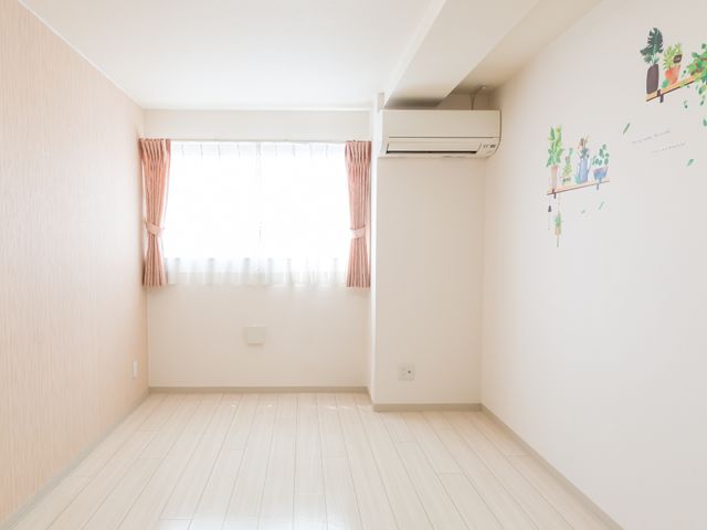 明るく清潔な居室 居室 ゆったりとした空間が広がる居室です。壁には心地よいデザインの飾りがあり、落ち着いた雰囲気を演出しています。