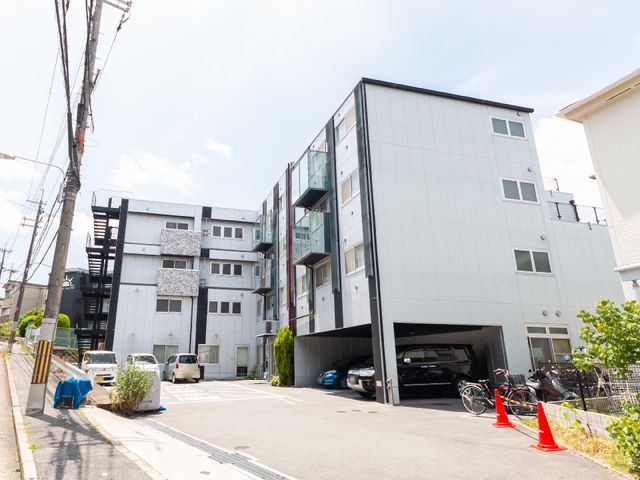 現代的な建物の外観 外観 清潔感のあふれるモダンな建物です。スタッフとして活躍するには心地良い環境が整っています。