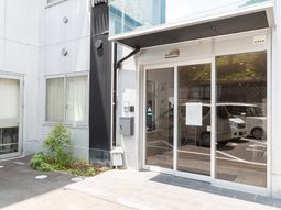 明るく開放的なエントランス