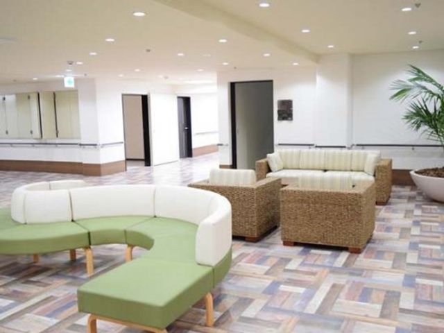 快適な共有ラウンジエリア 談話室 落ち着きのある広々としたラウンジは、利用者様が寛いで交流できる空間を提供しています。明るく清潔感のある環境で、様々な活動が楽しめます。