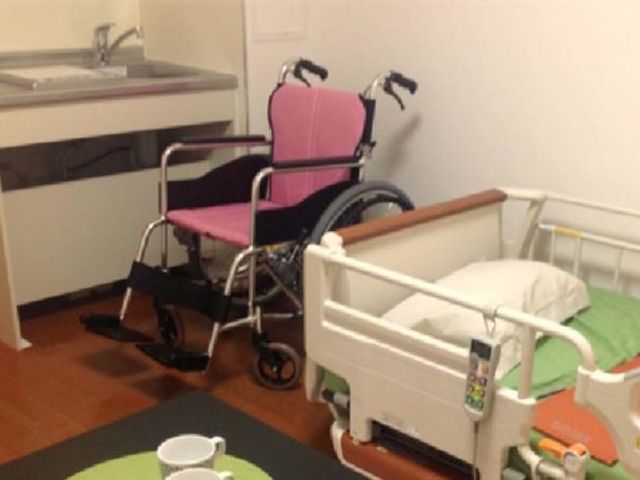 車椅子とベッドの部屋 居室 ベッドと車椅子が備えられた居心地のよい空間です。日常生活の支援が行いやすい環境を整えております。