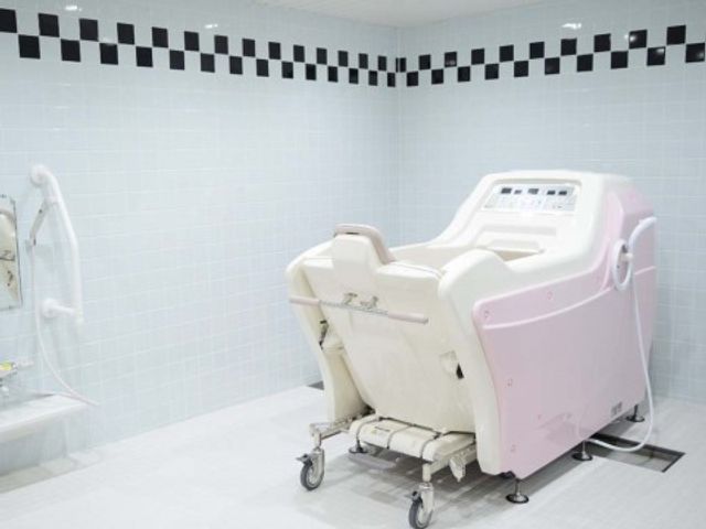 清潔な機能性浴室 浴室 床から壁まで清潔感のあふれる白基調の浴室です。安全かつ快適にご利用いただけるよう工夫された設備が整っています。