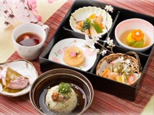 季節感ある彩り豊かな料理