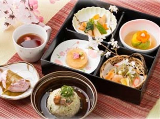 季節感ある彩り豊かな料理