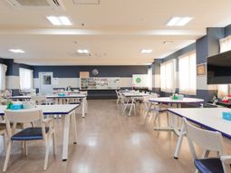 広々とした明るい食堂