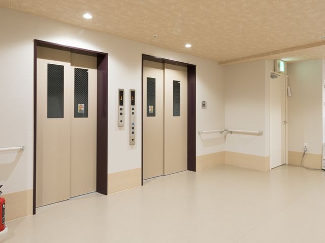 清潔なエレベーターホール エレベーターホール 手すりがついた明るい廊下のエレベーターホールです。安心して移動できる環境が整っており、快適にお過ごしいただけます。