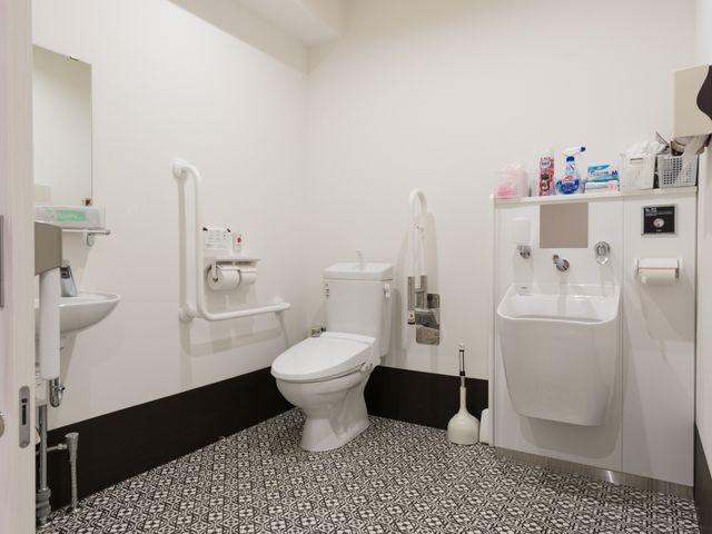 バリアフリートイレ設計 トイレ 安全手すり完備した清潔なトイレです。利便性と快適さを考慮した設計になっており、働く環境として理想的な配慮がされています。