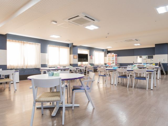 広い明るい共有スペース 多目的スペース 広々としたダイニングルームは、天井が高く自然光がたっぷりと入ります。仕事中にも明るい環境でお過ごしいただける場所です。