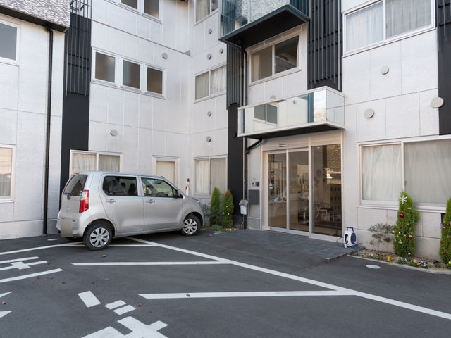 清潔な建物のエントランス 玄関 スロープが完備されたエントランスはバリアフリーを意識した設計であり、段差の心配がないため利用者にやさしい造りです。
