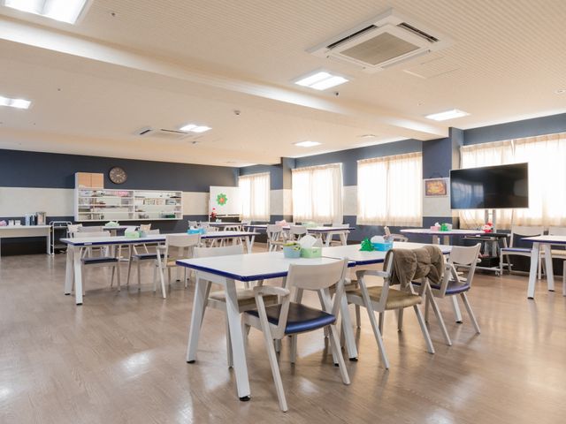 広々とした快適な食堂 食堂 窓からの自然光が心地よい、ゆとりのある食堂です。集いや食事を通じて、仲間とのコミュニケーションも楽しめます。