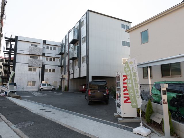 施設外観と看板 施設外観 清潔感のある外観で、訪れる方を温かく迎えます。ゆったりとした駐車スペースも完備しております。
